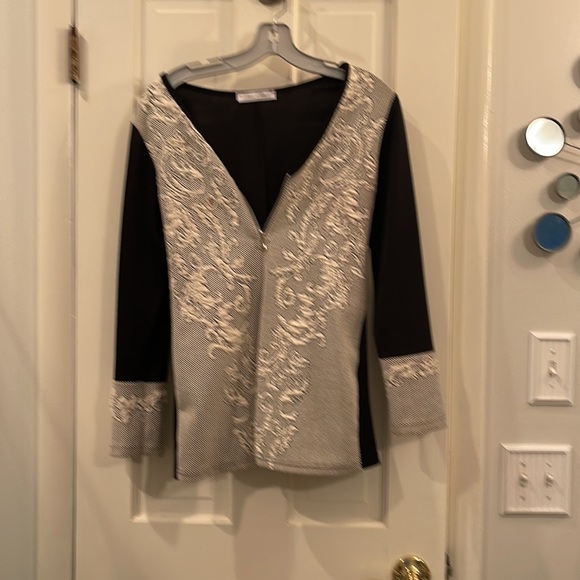 Gorgeous over top with split bottom half and half zipper!Small great details - Picture 2 of 5